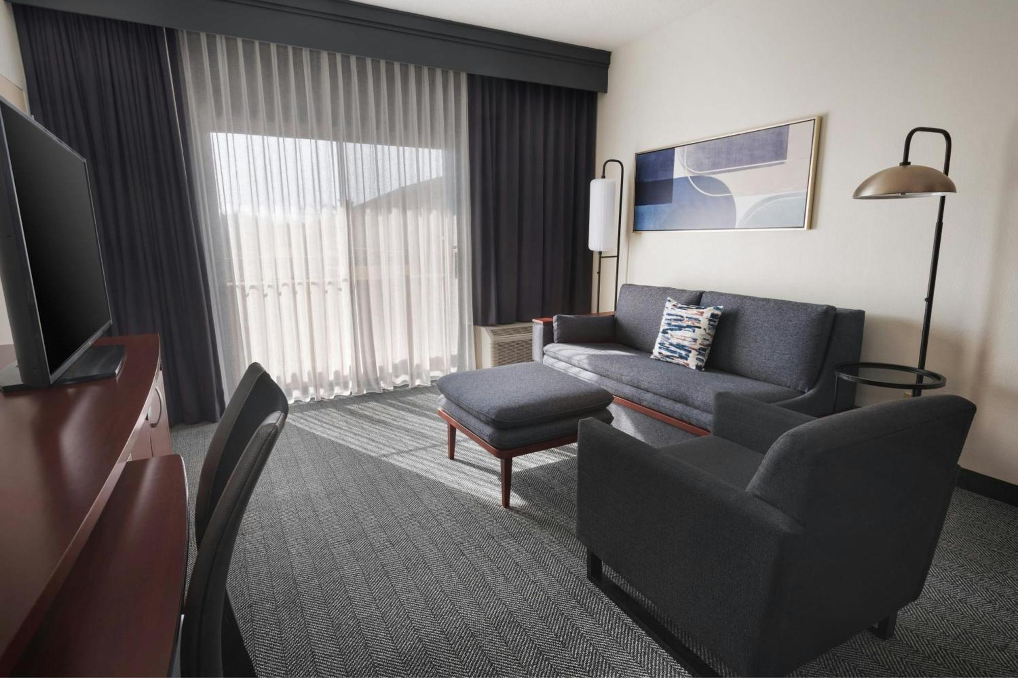 Courtyard By Marriott New Carrollton Landover Exterior photo